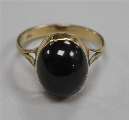 A 9ct gold and oval cabochon garnet dress ring, size V.
